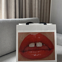 Ensemble de sacs en papier blanc imprimés sur mesure, multi-tailles, avec poignée en sangle noire pour boutique de cadeaux