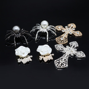 Colgante de aleación con cruz barroca y perla - Decoración gótica para rejilla de ventilación de coche con diseño de araña, accesorios de joyería alternativos al por mayor - Product Image 3
