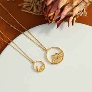 Collana con Ciondolo Promessa Montagna e Mare in Acciaio Inossidabile Placcato Oro 18K, Gioiello di Tendenza Creativo alla Moda - Product Image 2