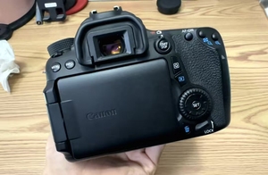Ensemble complet d'appareil photo haute performance d'occasion 700D avec objectif 18-135 mm, 90 % neuf, écran tactile - Product Image 3