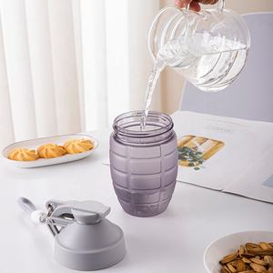 Botella de agua de plástico con forma de <span class=keywords><strong>Granada</strong></span> única, botella agitadora portátil de 600ml con asa - Product Image 3