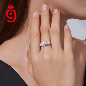 Bague en argent S925 luxueuse et intemporelle à trois pierres rondes en moissanite, pierres graduées pour un engagement significatif, idéale pour le quotidien et les fêtes - Product Image 6