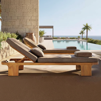 Chaise longue de luxe en teck pour l'extérieur, terrasse de piscine, design moderne pour complexe haut de gamme et jardin