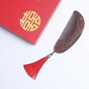 ชุดของขวัญหวีแต่งงานลายมังกรฟีนิกซ์แบบจีนสุดหรู หวีไม้จันทน์แดงแบบดั้งเดิม ของชำร่วยงานแต่งงาน - Product Image 2