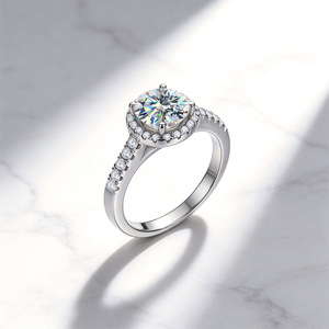 Anillo de Compromiso de Plata de Ley S925 con Baño de Rodio para Mujer, con Engaste de Puntas, Corte Brillante Redondo, Diamante Moissanita de 1.2ct - Product Image 2