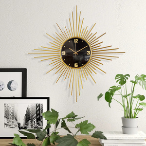Vente en gros de grande horloge décorative murale en métal, créative, silencieuse, moderne, en forme de <span class=keywords><strong>soleil</strong></span>, aiguille abstraite la plus vendue pour la décoration du salon - Product Image 2