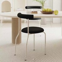 Chaise de salle à manger moderne en cuir PU de luxe, design écologique, construction durable, pieds en acier au carbone pour hôtel et usage domestique