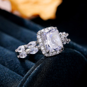 Anello con Cristallo Taglio Principessa per Donne, Elegante Accessorio Moda per Uso Quotidiano e Feste - Product Image 2