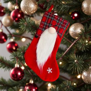 Chaussettes de Noël en feutre à carreaux, gnome sans visage rouge/gris, Tomte suédois, chaussettes de Noël |   Impression numérique écologique pour les fêtes - Product Image 4