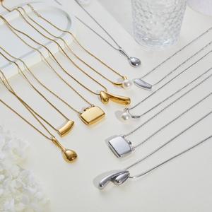 Chaîne de collier pour femme en acier inoxydable, surface lisse, forme géométrique creuse, style européen haut de gamme - Product Image 2