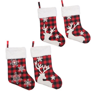 Calcetín Navideño de Lujo Personalizado de Algodón Jiatao con Bordado de Copos de Nieve y Renos, Diseño a Cuadros Rojo y Negro - Product Image 1