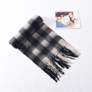 Sciarpa Quadrata Invernale da <span class=keywords><strong>Donna</strong></span> in Mohair con Stampa a Quadri Bianco e <span class=keywords><strong>Nero</strong></span>, Calda e Spessa in Poliestere, Stile Trendy per Adulti - Product Image 5
