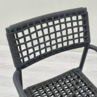 Chaise d'extérieur empilable moderne noire en aluminium à accoudoirs en corde, idéale pour la restauration, les cours et les villas – Vente en gros à prix abordable