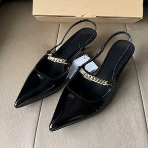 Sandales à talon chaton en cuir verni à bout pointu pour femme, avec chaîne décorative et bride arrière, talon de 4,5 cm - Product Image 1