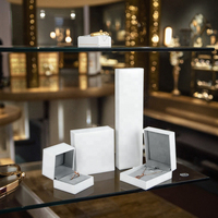 Nouvelle conception, boîte à alliances carrée personnalisée faite à la main, élégante, en plastique avec doublure en velours, certifiée ISO9001, boîte à bijoux pour pendentif et bague