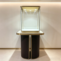 Moderne Luxus-Säulenvitrine für Museumsausstellungen, Handtaschen-Präsentationsvitrine, Ultraklares Glas, LED-Strahler, Edelstahl, für Boutiquen