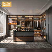 Système de dressing intégré BALOM pour toute la maison, avec portes vitrées sur mesure, style moderne, et portes vitrées pour dressing.