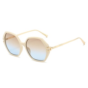 Occhiali <span class=keywords><strong>da</strong></span> Sole Designer Ultimo Modello 2026 di Tendenza per Esterni e Street Style, Protezione UV400, Montatura Completa, Lenti Sfumate Poligonali - Product Image 6
