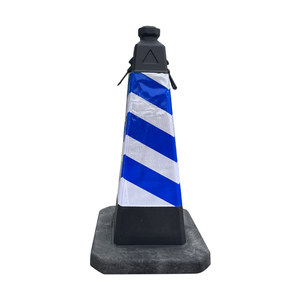 Cône de signalisation en caoutchouc robuste avec bande réfléchissante bleue et blanche en chevron pour zones de construction, à poser au sol - Product Image 1