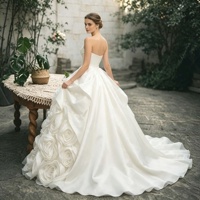 Gaun Pengantin Premium Sweetheart Tanpa Tali Model Ball Gown dengan Aplikasi Mawar 3D dari Kain Organza, Rok Mengembang, dan Ekor Chapel