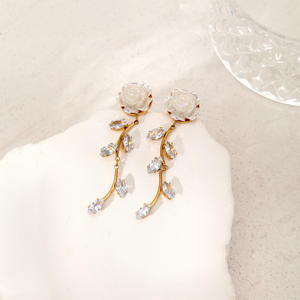 Pendientes de gota de Rosa Blanca elegantes de lujo ligero diseño de nicho clásico versátil flor dulce fiesta chapada en oro - Product Image 2