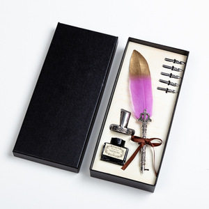 Ensemble <span class=keywords><strong>de</strong></span> stylos <span class=keywords><strong>plume</strong></span> vintage personnalisés avec logo, corps gravé, support en argent, <span class=keywords><strong>plume</strong></span> naturelle, vente en gros - Product Image 1