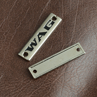 Vêtements personnalisés marque Logo gravé en alliage de zinc en relief étiquette en métal étiquettes pour vêtement maillots de bain sacs