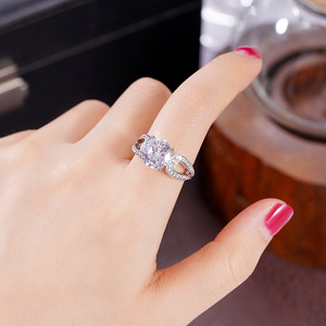 Anello Classico da Donna con Design a Croce Cava a Quattro Punte - Product Image 2