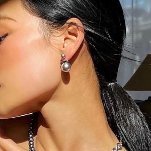 Boucles d'oreilles clous en perles plaquées or haut de gamme pour femmes, design de niche de luxe léger, pierres de zircon uniques, exsudant une atmosphère, cadeau tendance - Product Image 4