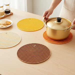 Sottopentola in Silicone Resistente al Calore, Rotondo a Nido d'Ape, Antiscivolo, per Piani di Lavoro e Tavoli, Lavabile in Lavastoviglie - Product Image 1