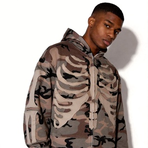 Felpa con cappuccio oversize da uomo mimetica con zip e stampa scheletro, effetto distressed, grafica a costole, streetwear, all'ingrosso - Product Image 1