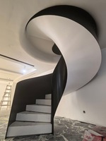 Escalier rotatif en acier et bois de luxe léger pour appartement duplex avec colonne centrale, pour usage intérieur et extérieur en loft