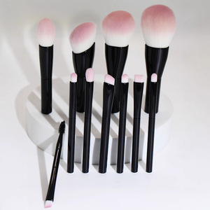 Nouvel ensemble de 11 pinceaux de maquillage professionnels à manche noir et poils synthétiques rose clair pour poudre libre, blush et fond de teint – Vente en gros - Product Image 1