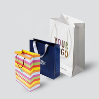 Sacs en papier personnalisés noirs de luxe pour vêtements avec votre propre logo, poignées, sacs promotionnels de vente au détail, sacs cadeaux en papier pour emballage