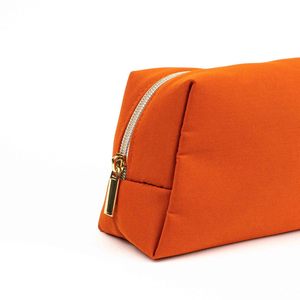 Bolsa de viaje de nailon de moda con logotipo personalizado para mujer con estuche de maquillaje de cuero con cremallera para almacenamiento de cosméticos y artículos de tocador - Product Image 2