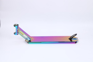 Plateforme de trottinette freestyle en aluminium néochrome, usinée CNC, pour trottinettes professionnelles - Product Image 3
