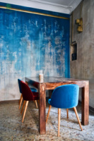 Comptoir de bar en bois massif rustique personnalisé en forme de L, table de bar commerciale ou domestique avec étagère à vin murale pour pub ou bar à cocktails