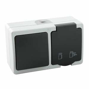 Presa con superficie IP54 e funzione di commutazione, ideale per esterni e controllo dell'illuminazione. - Product Image 1