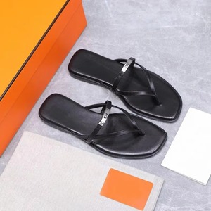 Vente en gros de tongs confortables antidérapantes pour femmes et de sandales plates de créateurs, pour l'été, la plage et les activités de plein air - Product Image 6