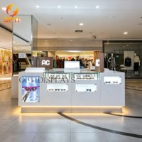 Kiosque optique moderne en bois blanc brillant, vitrine à lunettes éclairée pour centre commercial, stand de lunettes de soleil