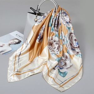 Écharpe longue légère en polyester Flora pour femmes - Accessoire de mode pour usage quotidien, toutes saisons - Product Image 4