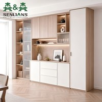 Buffet sans poignées en crème avec portes supérieures en bois blond, niches d'éclairage LED encastrées et vitrine en verre cannelé