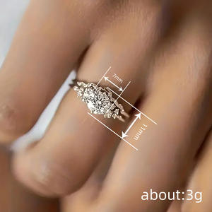 Anello di Fidanzamento T0642 per Donna in Oro Bianco con Diamante Taglio Brillante Rotondo Colore G Naturale e Diamanti Laterali - Product Image 4