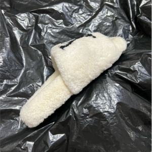 Vente en gros de pantoufles de haute qualité personnalisées de grande taille, pantoufles en fourrure moelleuse personnalisées décontractées pour femmes - Product Image 2