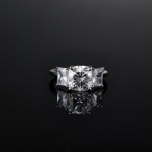 خواتم موسانيت مخصصة من الفضة عيار 925 مطلية بالذهب بثلاثة أحجار على شكل وسادة بدرجة نقاء VVS1، تجتاز اختبار الماس ومعتمدة من GRA - Product Image 4