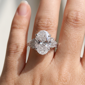 Anillo de Compromiso Unisex Hecho a Mano con Diamante Ovalado Cultivado en Laboratorio DEF VVS, Certificado por IGI, Oro Sólido de 18K, Diseño Personalizado - Product Image 2