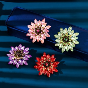 Broches de créateur en gros pour femmes, grandes broches fleurs en cristal, épingles à strass pour vêtements, bijoux de mode en métal - Product Image 1