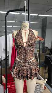 Vente flash - Ensemble jupe et haut court pour femmes, imprimé léopard, col halter, col en V, sexy, 2 pièces, pour les sorties en boîte de nuit - Product Image 4