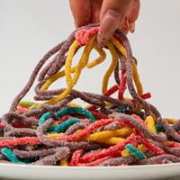 Groothandel Zure Gummy Ropes Gemengde Fruit Smaken Snoepkoordjes met Pittige Suikercoating Privélabel Aanpasbaar