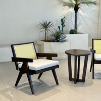 Chaise d'extérieur en bois avec dossier tressé et coussin pour jardin, terrasse et café